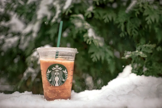 Gobelet starbucks dans la neige